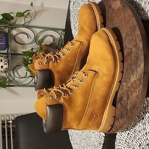 Timberland Wheat boots 8.5 like new!